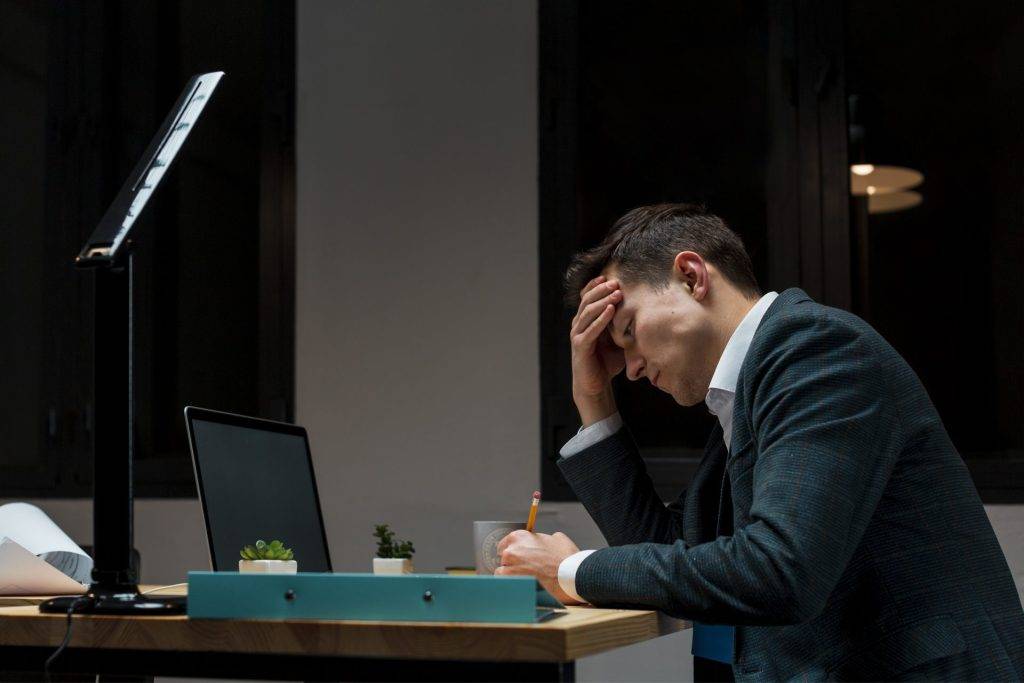 Estresse no trabalho tem consequências sérias. Procurar um psiquiatra pode ajudar. 