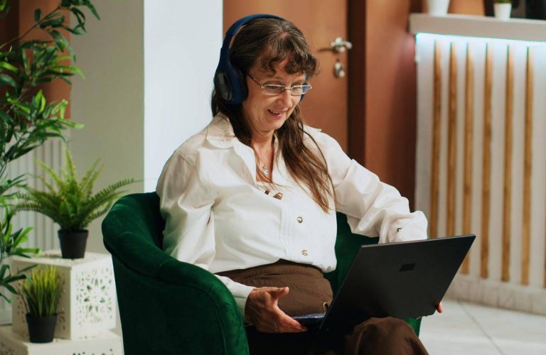 Paciente obtendo atestado médico digital por telemedicina de forma segura e legal.