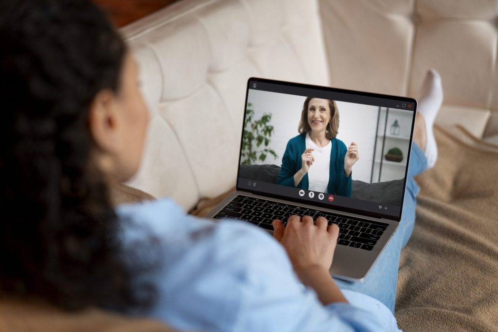 Paciente em sessão de terapia online pela Telemedicina Holiste.