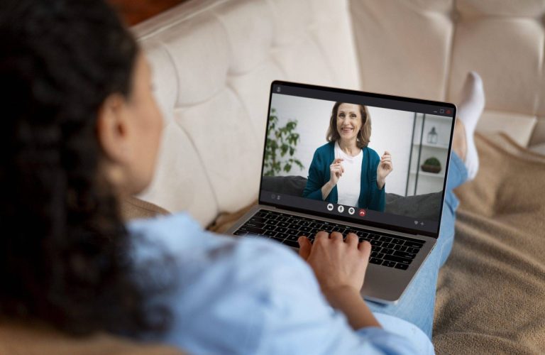 Paciente em sessão de terapia online pela Telemedicina Holiste.