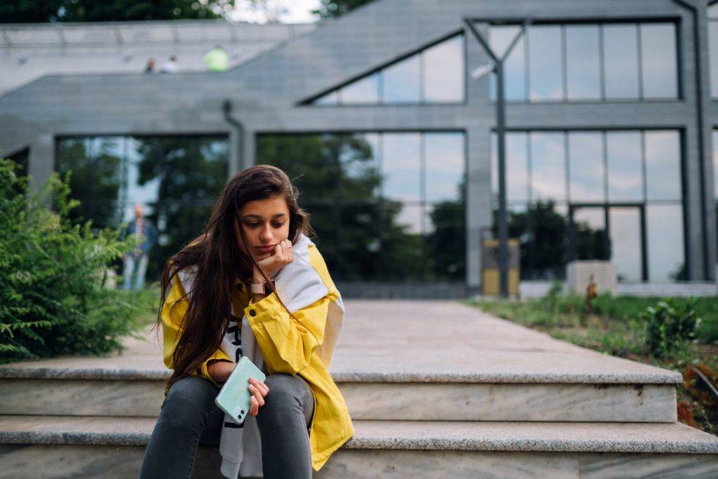 Pessoa com dificuldade de expressar suas emoções