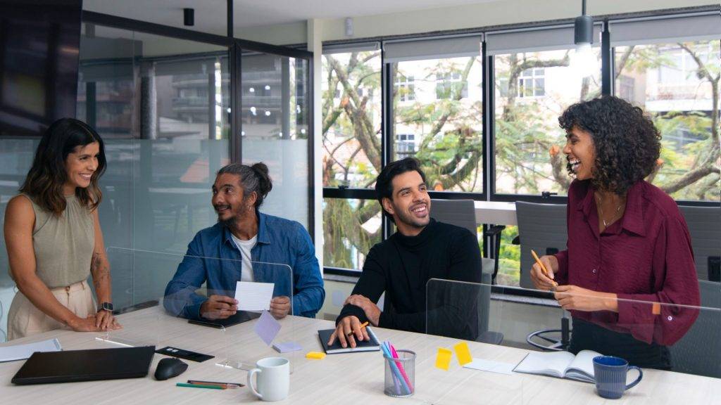 Ambiente de trabalho saudável com foco em bem-estar emocional.