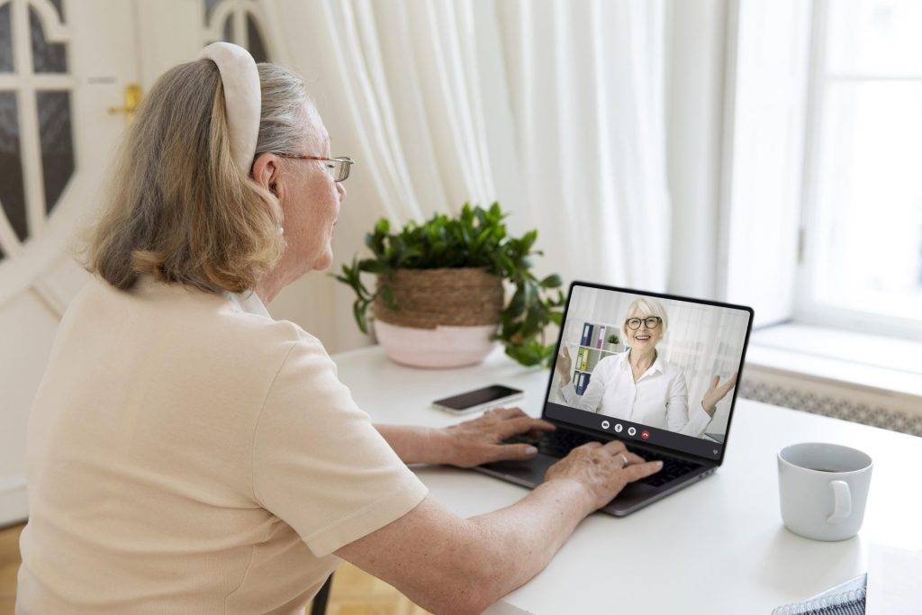 Psiquiatra realizando avaliação e orientação preventiva para promoção da saúde mental. 