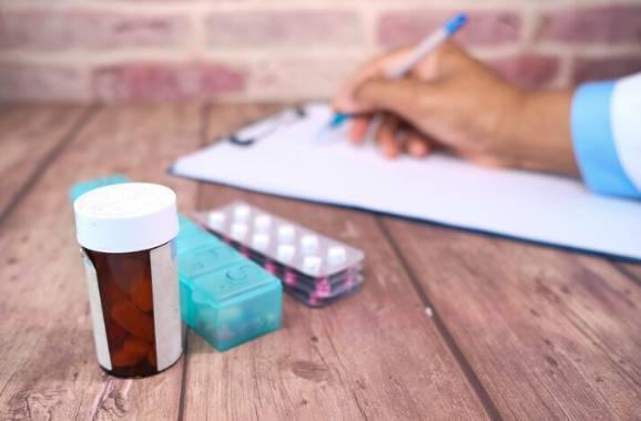Medicamentos psiquiátricos organizados com prescrição médica, representando tratamento em saúde mental com acompanhamento especializado.